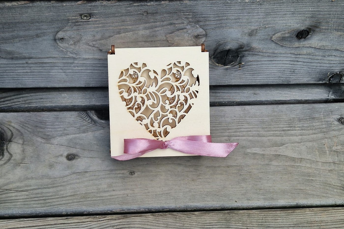 Handgemachte Holzbox mit ausgelasertem Herz