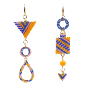Asymmetrischer Ohrschmuck in leuchtenden Farben
