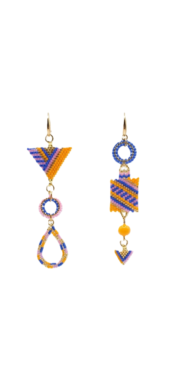 Asymmetrischer Ohrschmuck in leuchtenden Farben