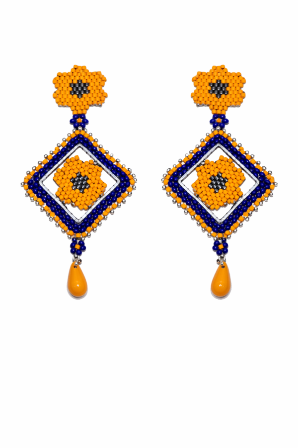 Auffälliger Ohrschmuck - lebendige Farben