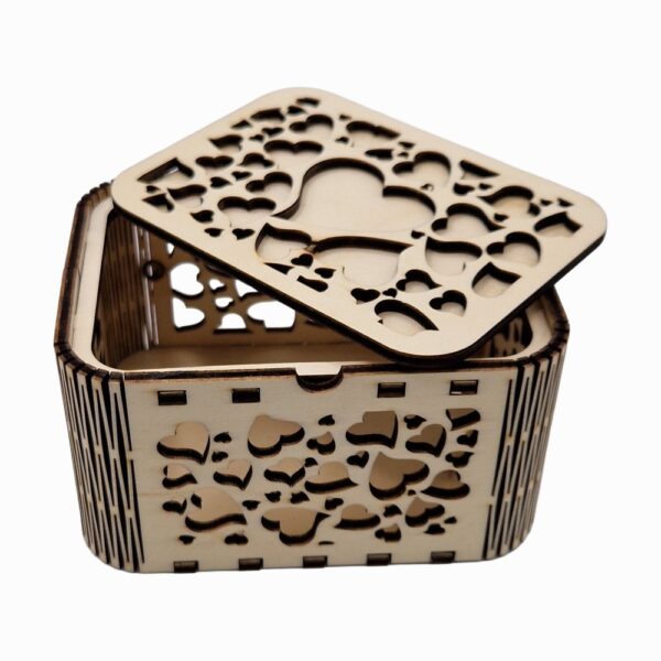 Holzbox mit Herzchenmuster