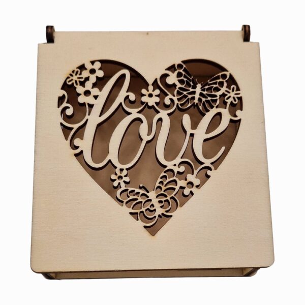 Holzbox mit Herz und Schriftzug love