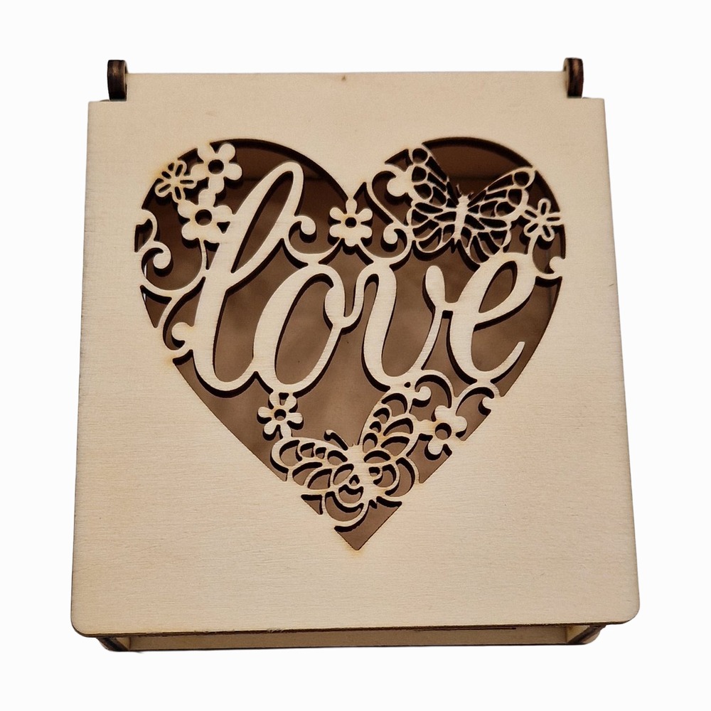 Holzbox mit Herz und Schriftzug love
