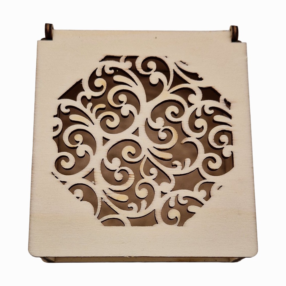 Holzbox mit Ornamentkreis