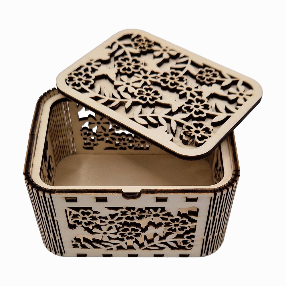 Holzbox mit Rosendeckel, feines Blumenmuster