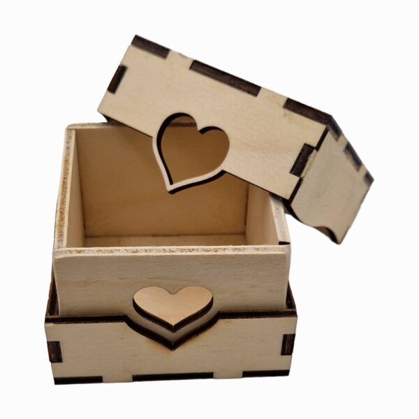 Kleine Holzbox mit Herzausschnitt