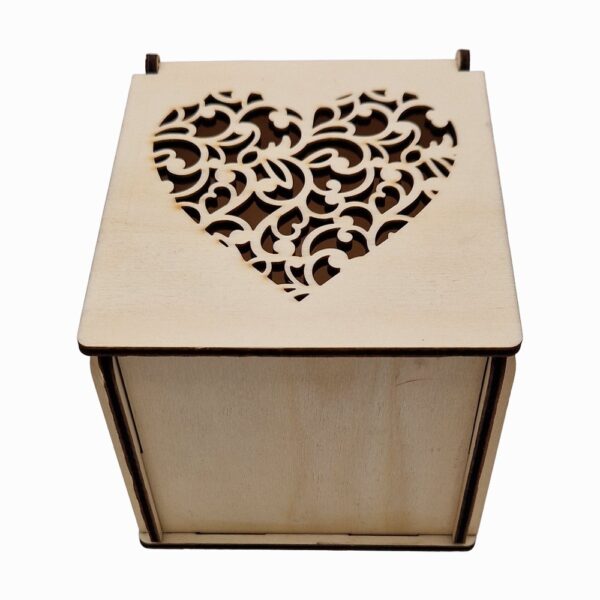 Kleine Holzbox mit Blütenherz